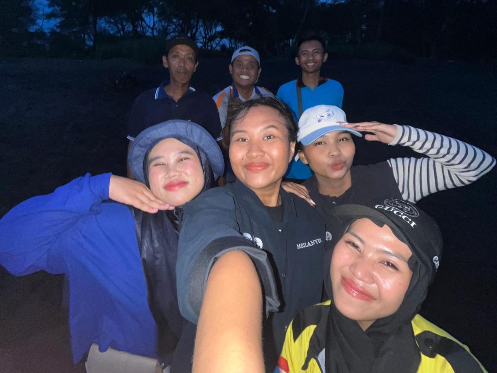 Pengelola dan peserta kegiatan konservasi penyu