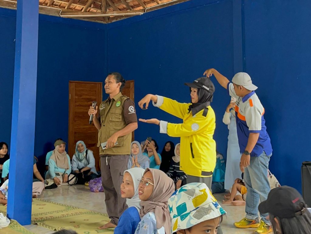 Edukasi mengenai tukik dalam kegiatan konservasi penyu