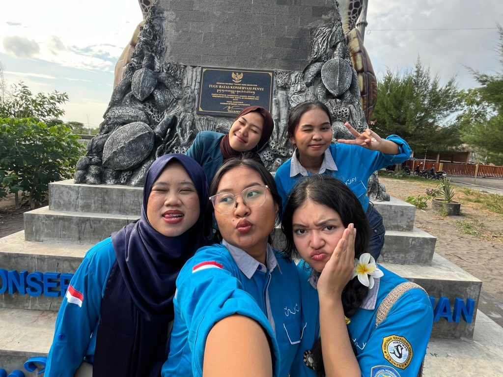 Kegiatan bersama dalam konservasi penyu Pantai Goa Cemara